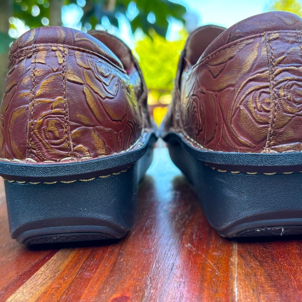 Alegria size 9 Brown and Gold Clogs with Embossed Floral Design - Picture 6 of 10